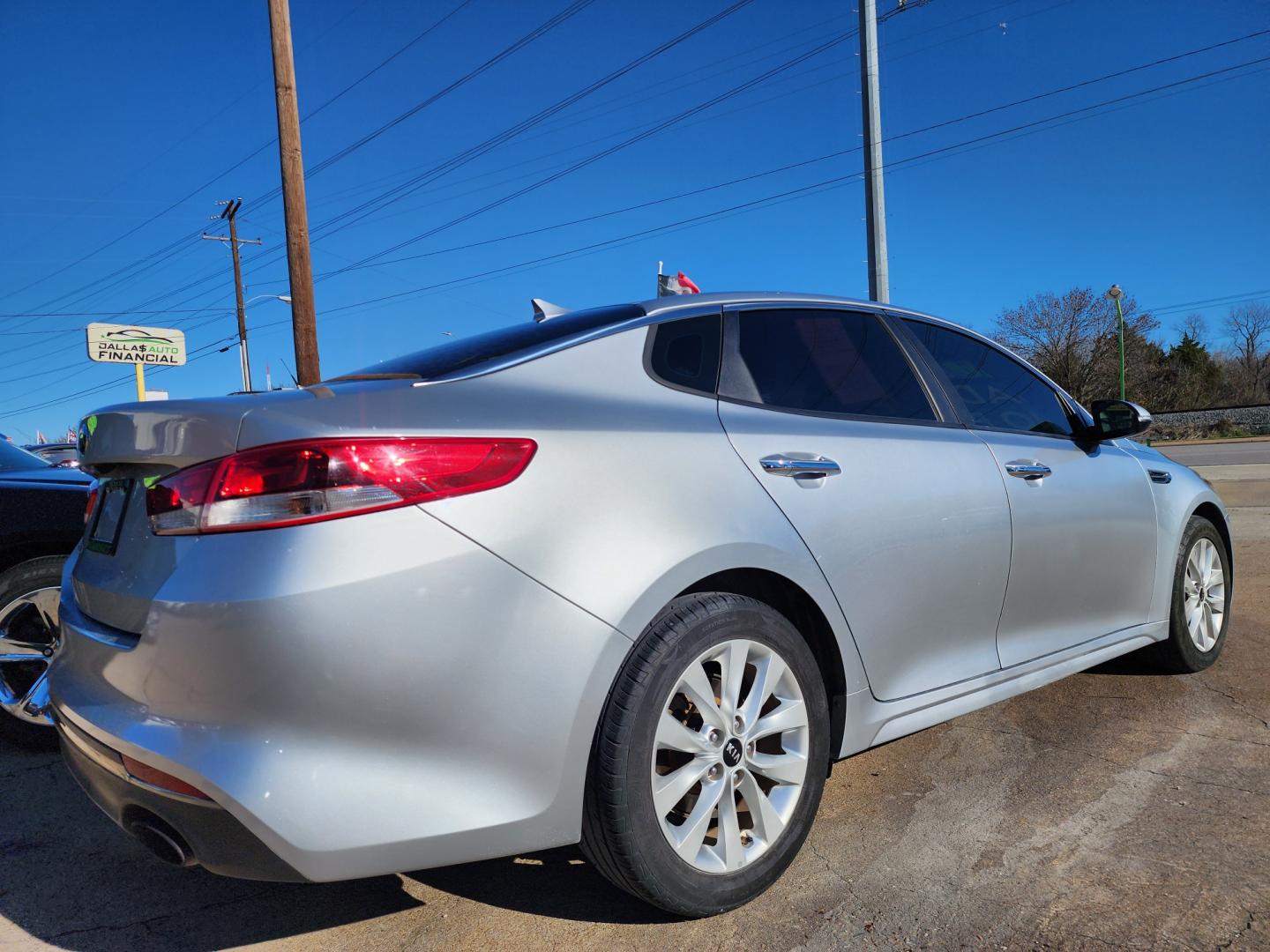 2017 SILVER /BLACK Kia Optima LX (5XXGT4L3XHG) with an 2.4L L4 DOHC 16V engine, 6A transmission, located at 2660 S.Garland Avenue, Garland, TX, 75041, (469) 298-3118, 32.885551, -96.655602 - Photo#3